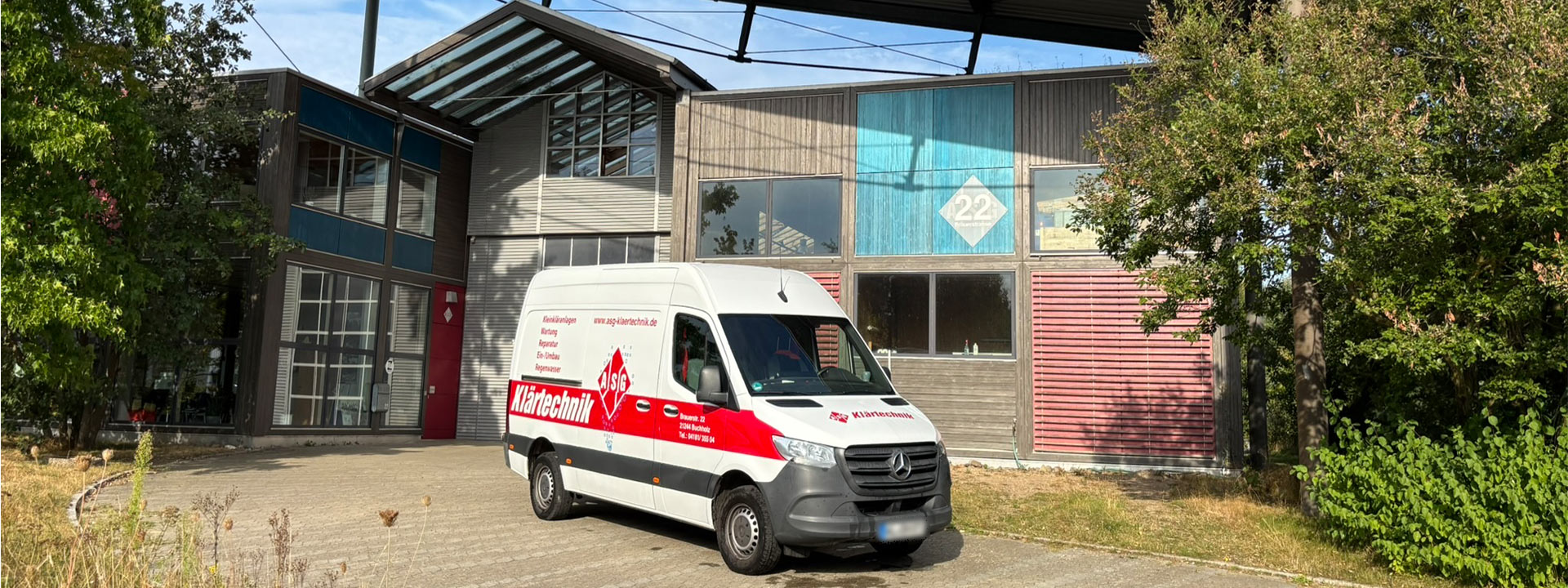 Der Sprinter von ASG Klärtechnik vor dem Bürogebäude